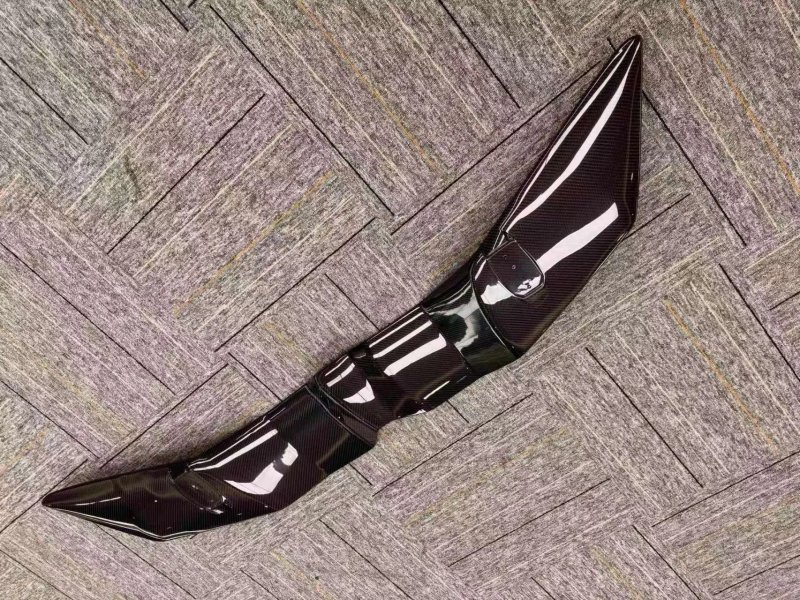 High Quality Dry Carbon Fiber OEM Style Rear Wing for Revuelto